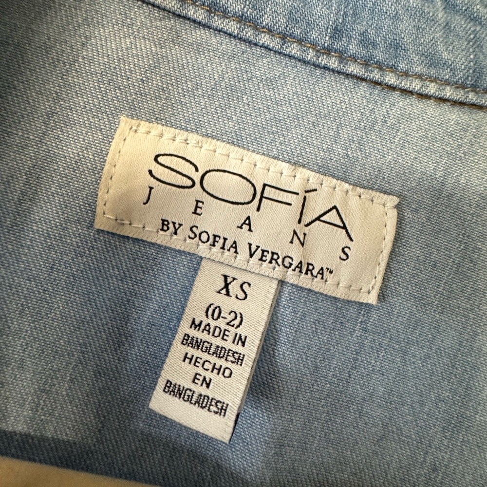 sofia by sofia vergara Light Blue Denim Top - Picture 2 of 5